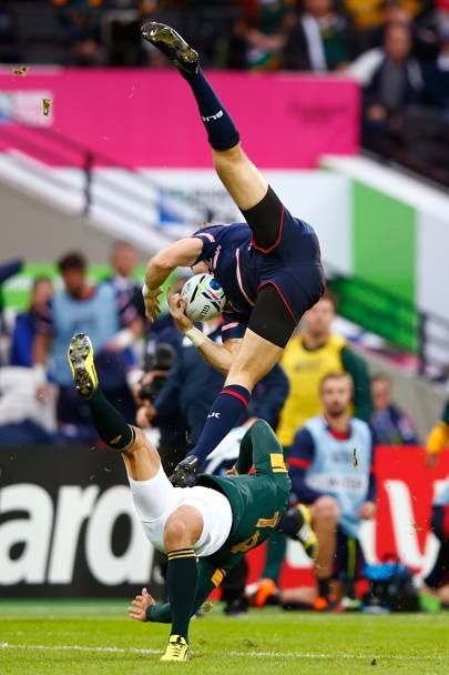 Un&#39;acrobazia durante match di rugby Coppa del Mondo Usa-Sudafrica (Getty Images)